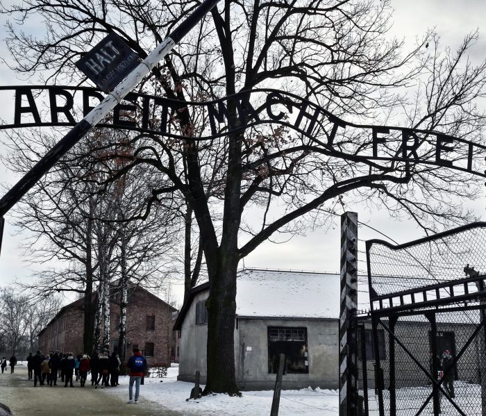 Raggiungere Auschwitz partendo da Cracovia. Arbeit macht frei: "Il lavoro rende liberi". All'ingresso del campo di concentramento, prima di varcare il cancello. La scritta che nessuno dimentica
