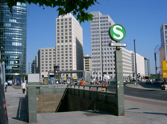 Le stazioni della metropolitana di superficie sono riconoscibili da una segnaletica verde riportante la lettera S . La metropolitana di Berlino, invece, è la U-bahn, in gran parte sottoterra, le cui stazioni si riconoscono grazie a una segnaletica blu che riporta la lettera U. 