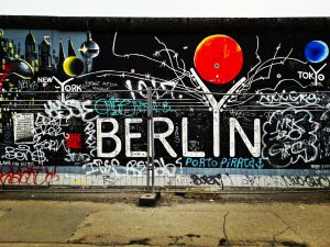 Uno dei mourales presenti sul Muro di Berlino, raffigurante la scritta: "Berlino"