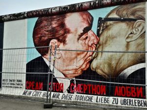 Mourales realizzato dall’artista Dmitri Vrubel nel 1990 e raffigurante il bacio fraterno socialista tra Leonid Il’ič Brežnev e Erich Honecker, nel 1979 rispettivamente Segretario Generale dell’URSS e Presidente della DDR.