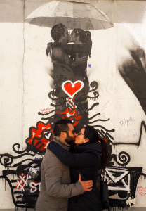 Io e Fabio riproduciamo il mourales che rappresenta una coppia di ragazzi che si baciano sotto un ombrello