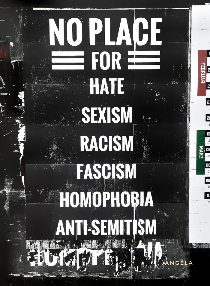 Scrita su un manifesta al Raw dove si legge: Non è un posto per odio, sessismo, razzismo, fascismo, omofobia, antisemitismo