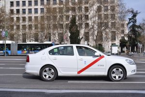 taxi a Madrid, bianco con una banda laterale rossa